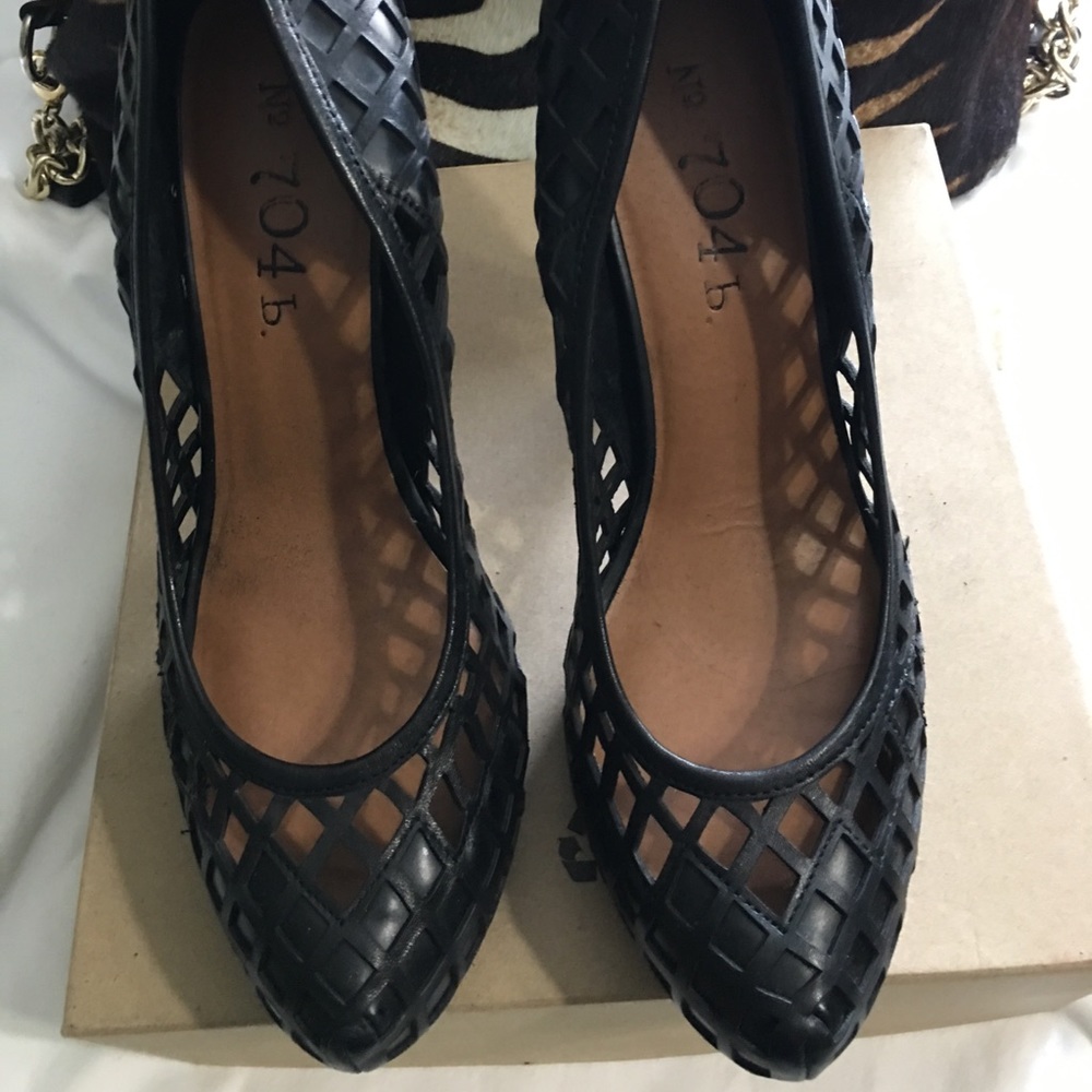 No 704 b black cut out pumps